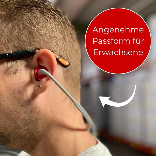 Mann trägt Gehörschutzstöpsel mit Verbindungskordel, angenehme Passform für Erwachsene.