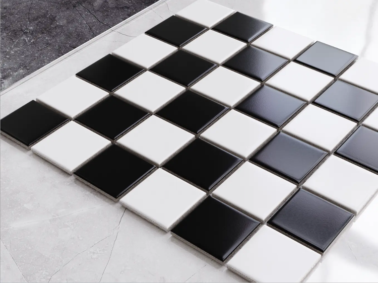 Mosaikfliesen im Schachbrettmuster, schwarz und weiß, glänzend, quadratisch.