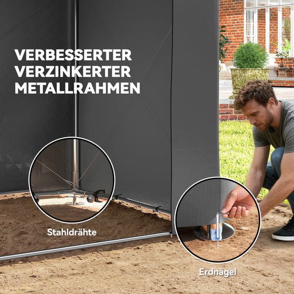 Dunkelgraues Garten-Lagerzelt mit Satteldach auf einer Rasenfläche neben Pflanzen und einer Hauswand.