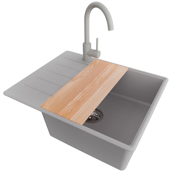 Spüle mit Abtropffläche, Armatur und Schneidebrett