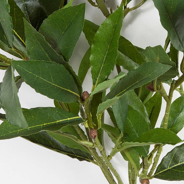 Künstlicher Zweig mit grünen Ahornblättern für Dekorationen.