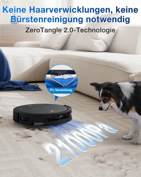 Ein schwarzer Staubsaugerroboter auf einem Teppich, mit einem Hund in der Nähe. Die ZeroTangle 2.0-Technologie verhindert Haarverwicklungen und macht die Bürstenreinigung überflüssig.