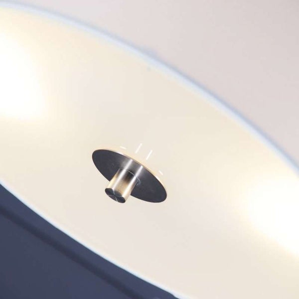 Detailansicht einer Deckenleuchte mit mattiertem Glas und metallischer Befestigung.