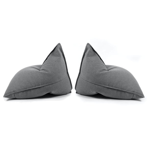 Grauer Sitzsack neben recycelten PET-Flaschen