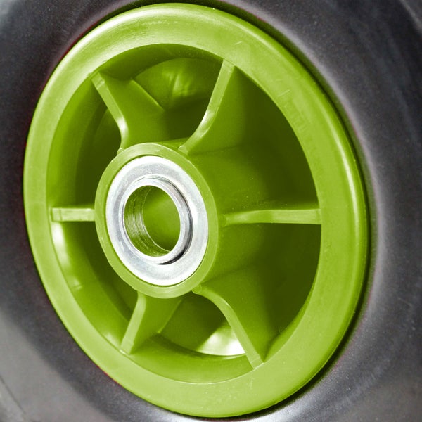 Rad mit grüner Felge und silberner Nabe