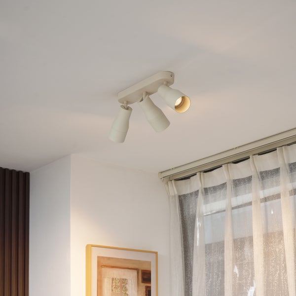 Deckenleuchte mit drei Strahlern an der Zimmerdecke