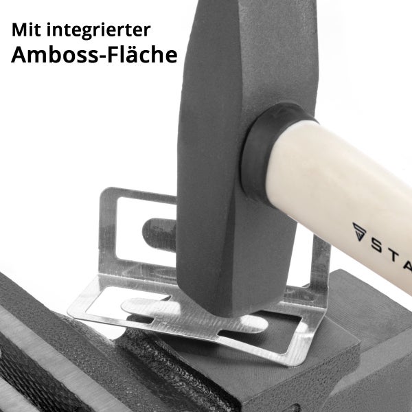 Fäustel mit integrierter Amboss-Fläche beim Bearbeiten eines Werkstücks in einem Schraubstock