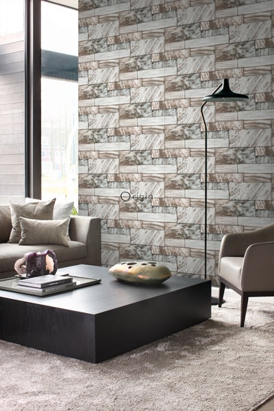 Wohnzimmer mit Steinoptik Tapete, Sofa, Sessel, Couchtisch und Stehlampe für eine gemütliche Atmosphäre