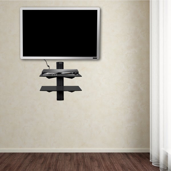 Wohnzimmer mit Flachbildfernseher an der Wand und einer Glasablage für Zubehör