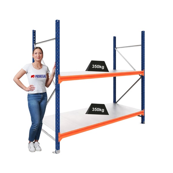 Blaues und oranges Schwerlastregal aus Metall mit zwei Ebenen, Tragkraft 350 Kilogramm pro Boden, neben einer Frau zur Größenveranschaulichung.