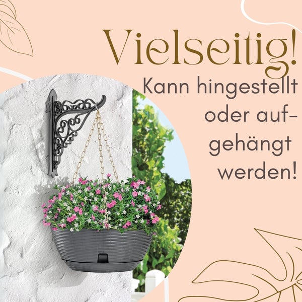 Hängeampel mit Blumen an einer verzierten Halterung an der Wand