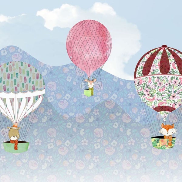 Illustration mit Heißluftballons und Tieren vor floralem Hintergrund