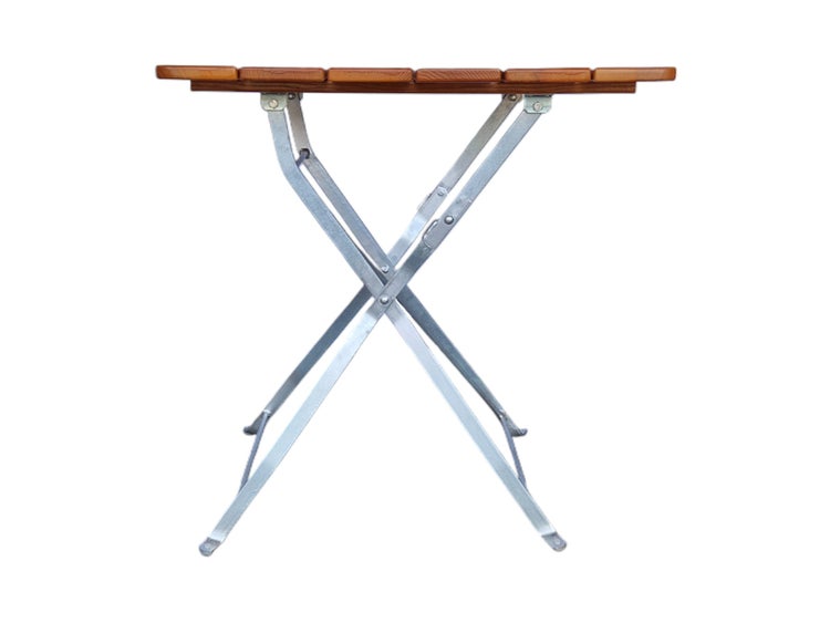 Klappbarer Gartentisch mit Holzlatten-Tischplatte und Metallgestell in X-Form.