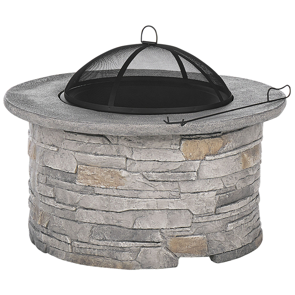 Runde graue Feuerstelle in Steinoptik mit schwarzem Funkenschutzgitter und Schürhaken.