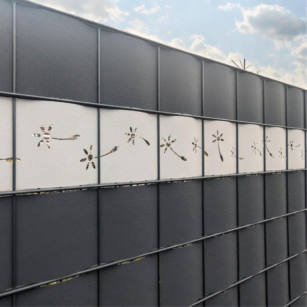 Sichtschutzzaun mit Dekorstreifen und floralem Muster