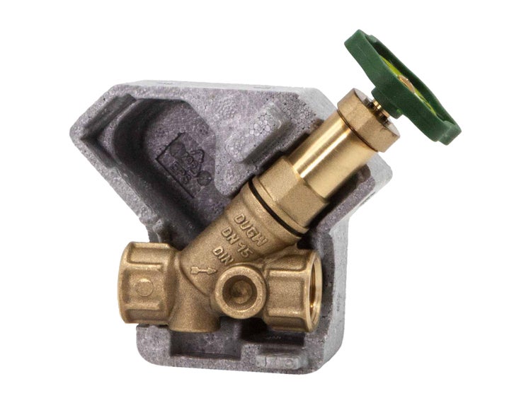 Schrägsitzventil aus Messing Nennweite 15 mit grünem Handrad und grauer Dämmschale.