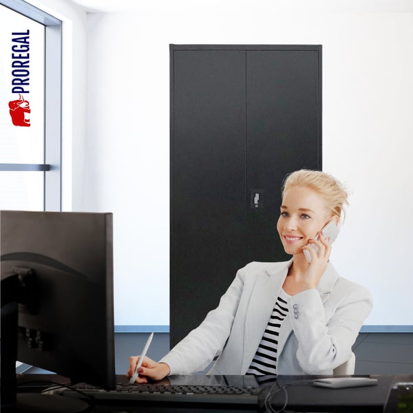 Proregal Logo. Hoher schwarzer Metallschrank in einer modernen Büroumgebung mit einer telefonierenden Frau an einem Schreibtisch mit Monitor.