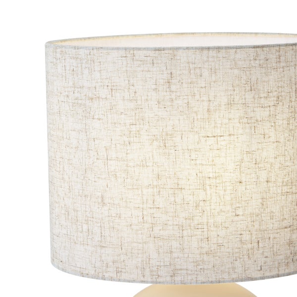 Lampenschirm aus beigem Stoff mit grober Webstruktur in Leinenoptik, von innen beleuchtet.
