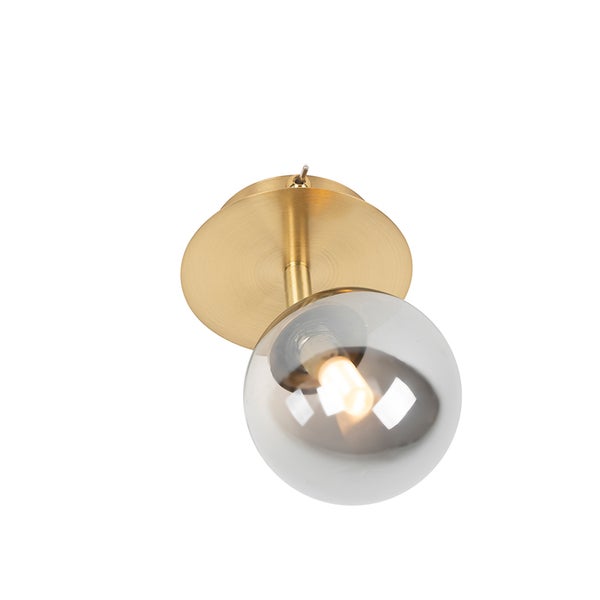 Wandleuchte oder Deckenleuchte mit goldfarbenem Metallgehäuse und kugelförmigem Glasschirm.