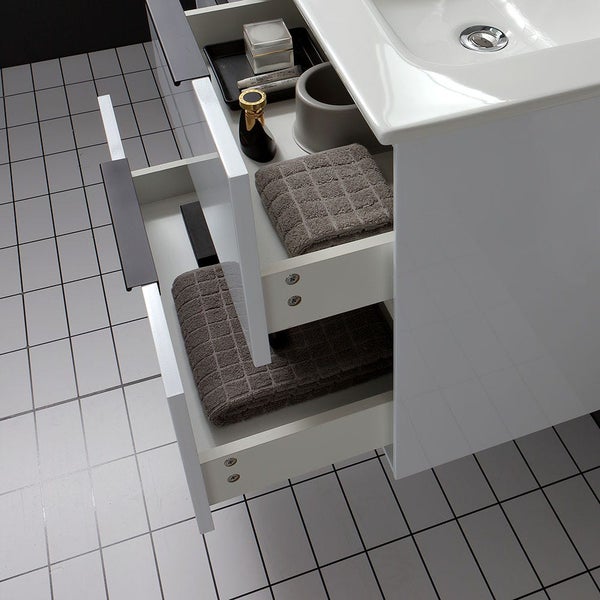 Badezimmer mit Waschtischunterschrank, offenem Schubladensystem und Badaccessoires