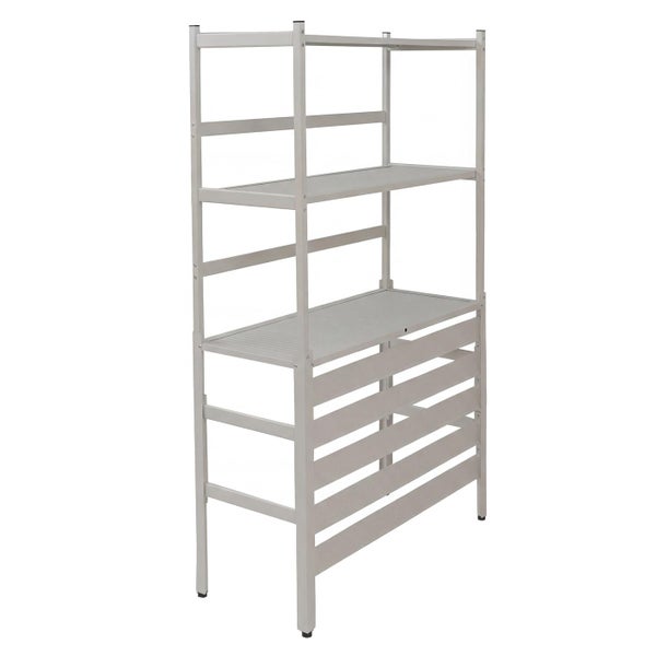 Silberfarbenes Metallregal aus Aluminium mit drei Ablageflächen und seitlichen Lamellen für Garten und Balkon.