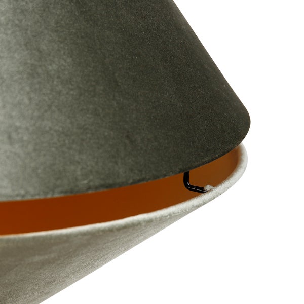 Nahaufnahme eines grauen strukturierten Lampenschirms aus Stoff mit einer schwarzen Metallklammer und einer kupferfarbenen glatten Innenfläche.