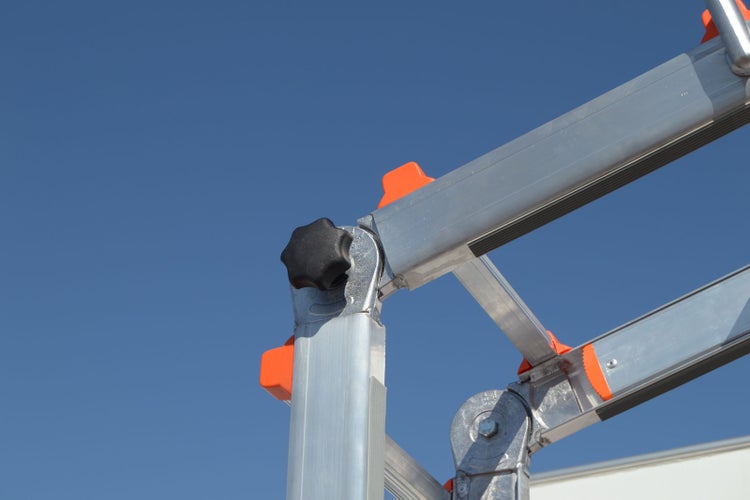 Detailansicht eines Gerüsts mit Verbindungsstücken und Stellschraube