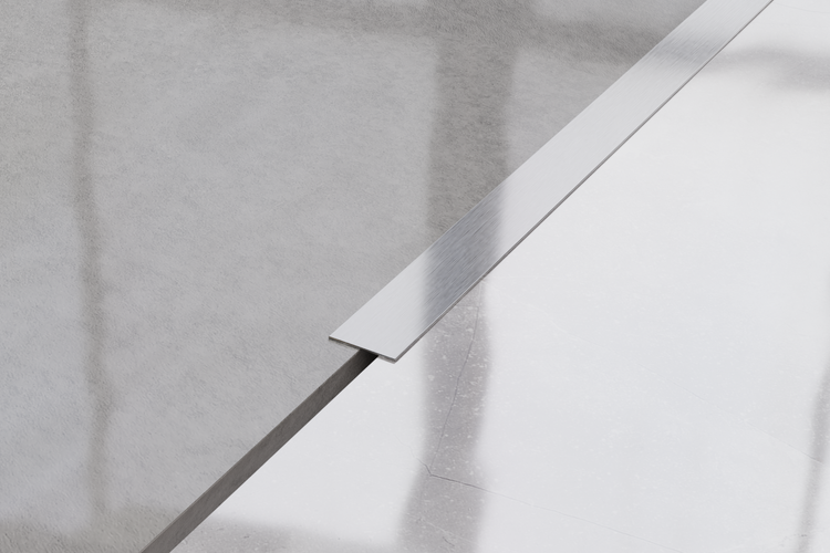 Edelstahl Duschrinne in hellem Badezimmer