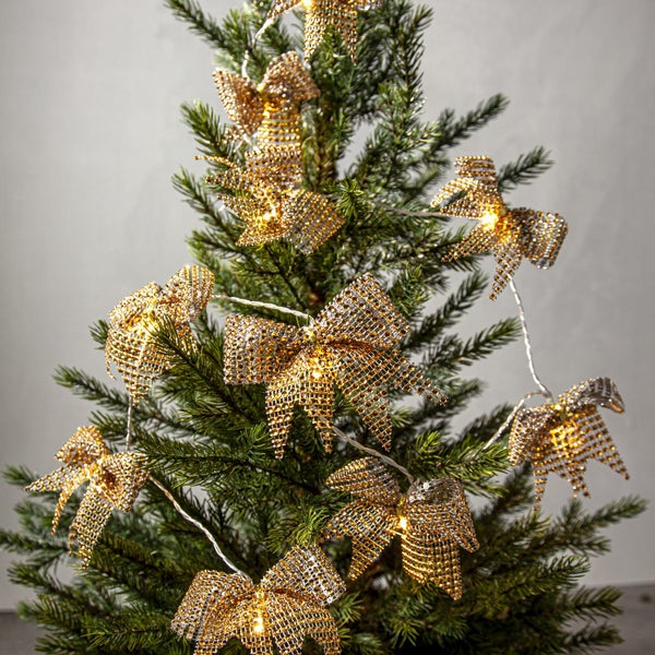 Weihnachtsbaum geschmückt mit einer Lichterkette in Schleifenform