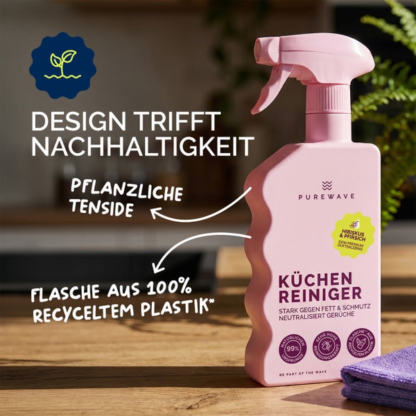 Purewave Küchenreiniger in der Sprühflasche mit pflanzlichen Tensiden und Flasche aus 100 Prozent recyceltem Kunststoff auf einem Holztisch.