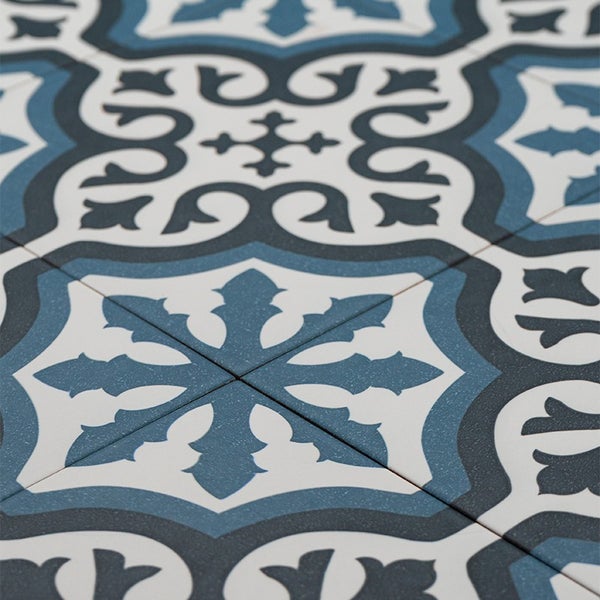 Wandfliese oder Bodenfliese mit mediterranem Ornamentmuster im Vintage Stil