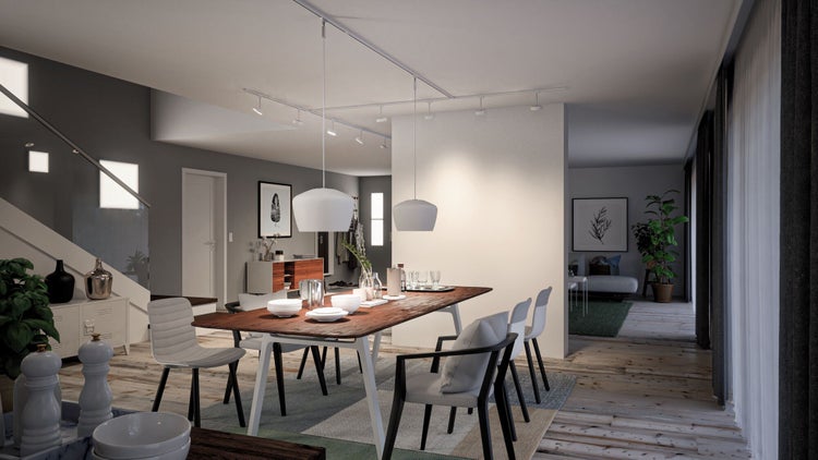 Moderner Essbereich mit Holztisch, weißen Pendelleuchten und Schienensystem an der Decke in einem hellen, offen gestalteten Raum.
