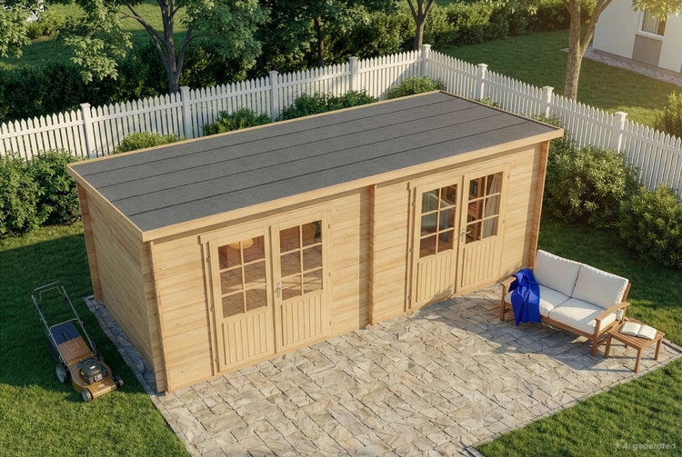 Großes Gartenhaus aus Holz mit Flachdach, zwei Doppeltüren mit Glaseinsätzen, auf einer Steinterrasse platziert im Garten mit Rasen und Zaun.