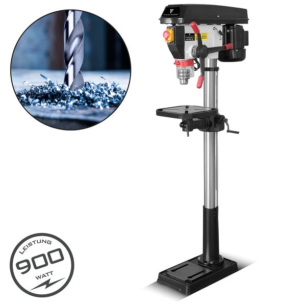 Standbohrmaschine mit Bohrer im Einsatz und Leistungsangabe 900 Watt