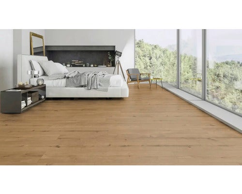 Blaue Lochwand mit Werkzeughalterungen und Schraubendrehern zur Werkzeugorganisation