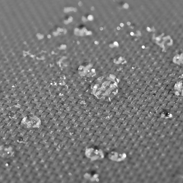 Wassertropfen auf einer wasserabweisenden Gewebeoberfläche in Nahaufnahme