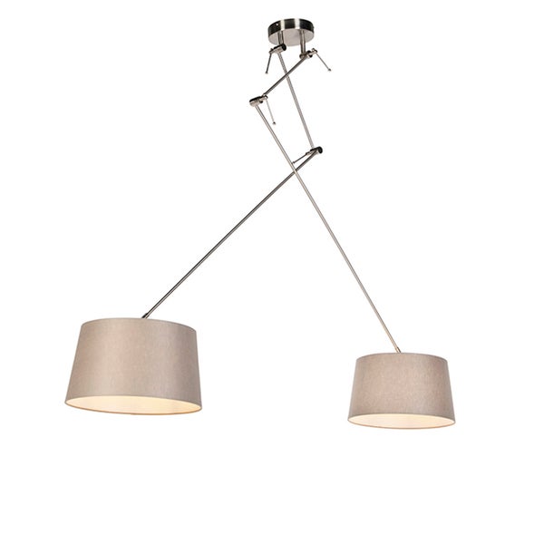 Zweiflammige Pendelleuchte mit verstellbaren Metallarmen und beigen Stoffschirmen.