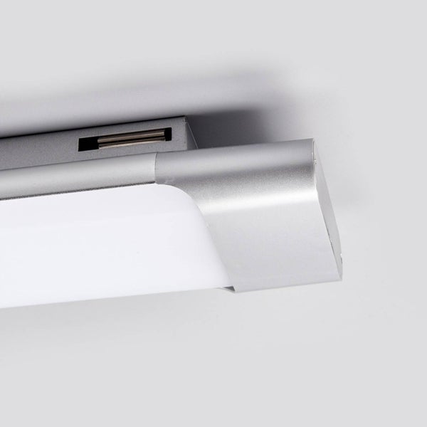 Detailaufnahme einer LED-Unterbauleuchte mit silberner Endkappe und weißer Abdeckung.