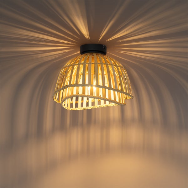 Deckenleuchte aus Rattan mit dekorativem Lichtspiel
