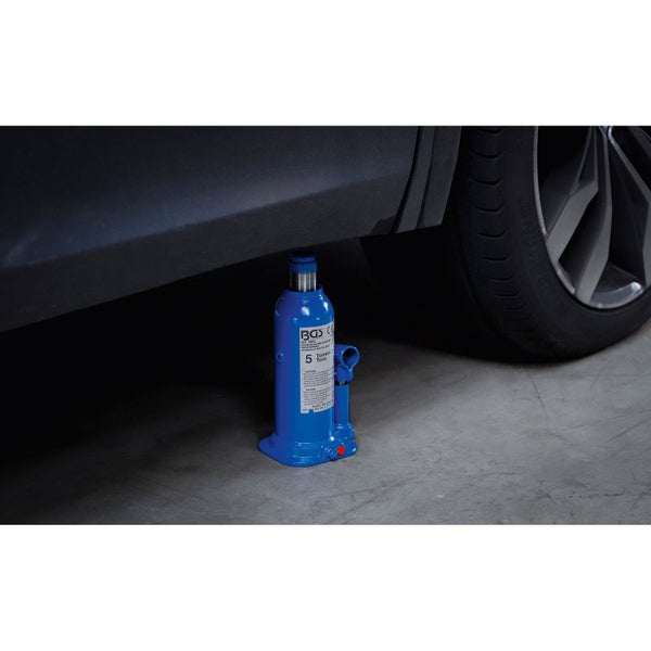 Hydraulischer Wagenheber unter einem Auto