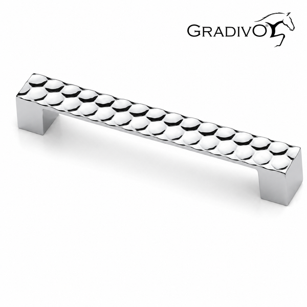 Möbelgriff mit gehämmerter Struktur und rechteckiger Form. Gradivo Logo.