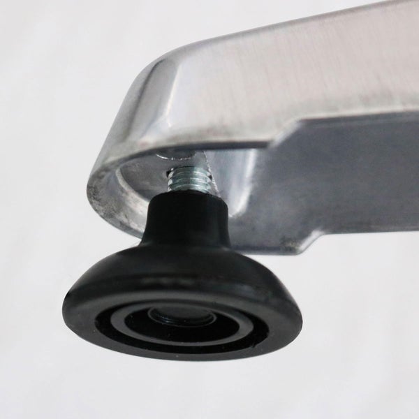 Verstellbarer Standfuß aus Metall mit schwarzem Kunststoff.