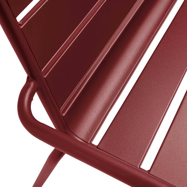 Gartenstuhl mit Armlehnen aus beigem Metall, Rückenlehne und Sitzfläche mit Querstreben.