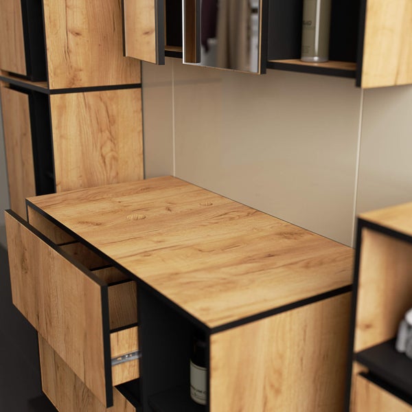 Detailaufnahme eines Badezimmermöbelsets in Holzoptik mit Schubladen und Ablageflächen