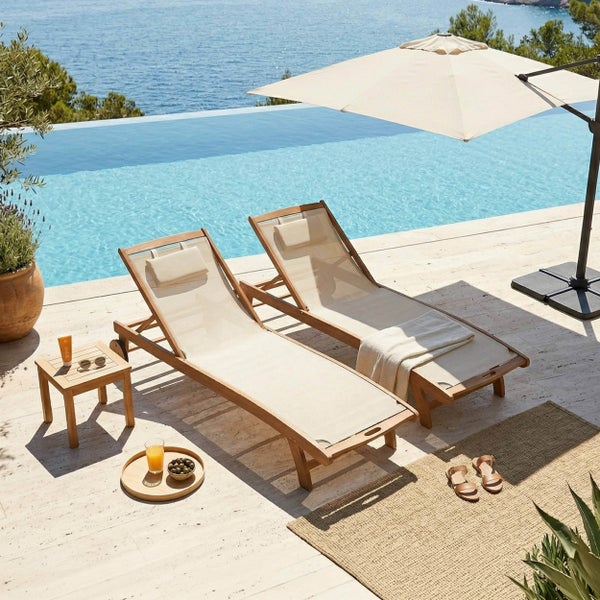 Gartenliege aus braunem Holz mit Rollen und verstellbarer Rückenlehne, Liegefläche aus beigem Textilgewebe.