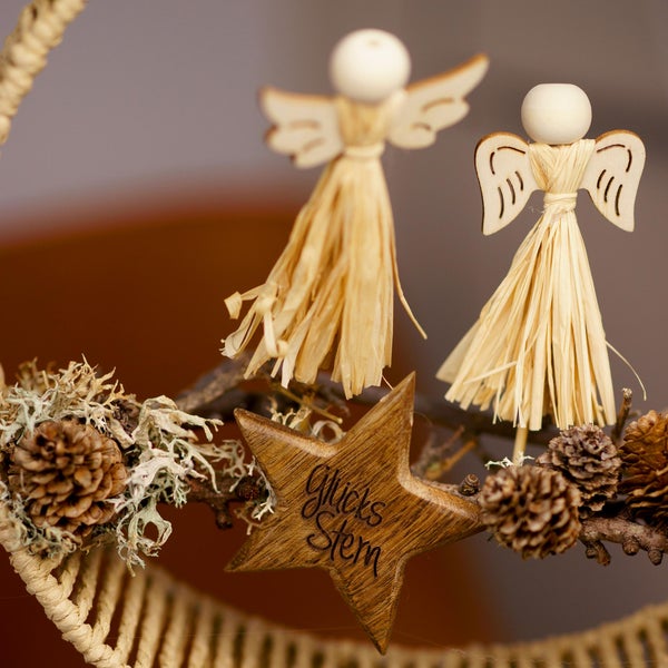 Dekorativer Türkranz mit Holzsternen, Strohengeln und Tannenzapfen
