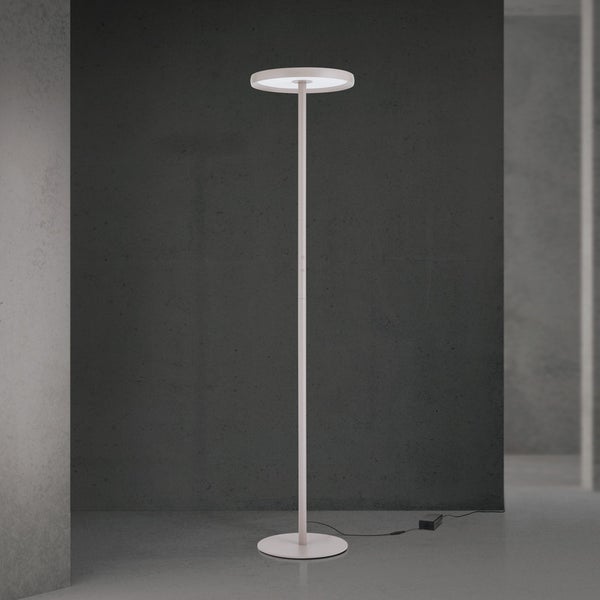 Moderne LED Deckenfluter Stehleuchte mit rundem Leuchtkopf und schlankem Standfuß für ein zeitloses Wohnraumdesign.