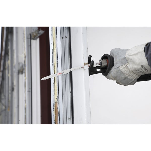 Person sägt mit einer Säbelsäge ein Werkstück. Bosch Logo ist sichtbar.