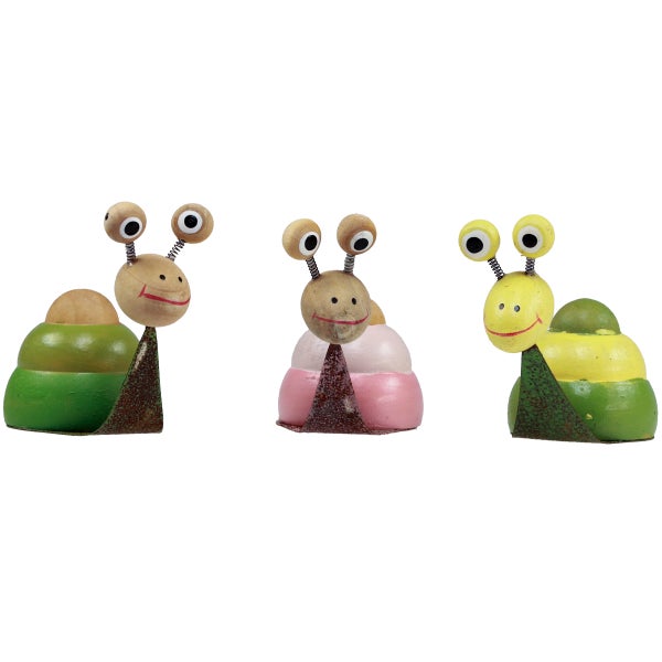 Drei dekorative Gartenschneckenfiguren