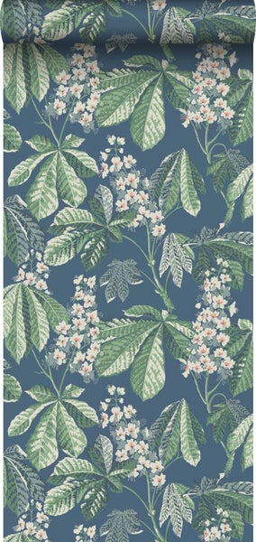 Detailansicht einer floralen Tapete mit einem aufgehängten Kleidungsstück an einem goldenen Haken